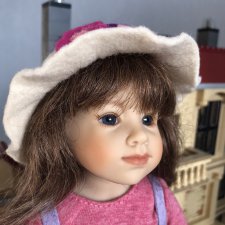 Веселая девочка Иффи и ее игры