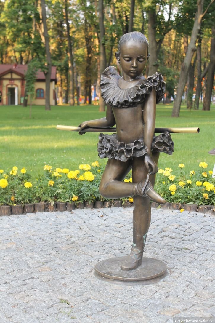 малыш скульптура. скульптуры для сада дети. скульптуры для сада. скульптуры. скульптуры играющих детей.