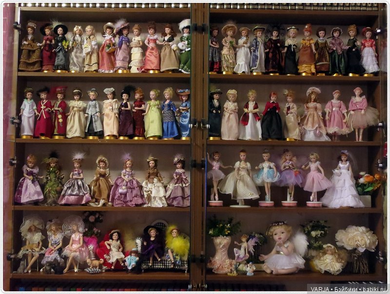 Купить коллекцию кукол. Коллекция кукол. Полочки для коллекции кукол. Коллекционер кукол. Шкаф для фарфоровых кукол.