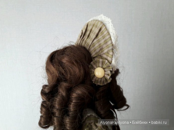 боннет сбоку, розетки со старинными пуговицами