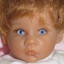 Маленькая мягкая куколка в чемоданчике с гардеробом и мишкой, от Lee Middleton