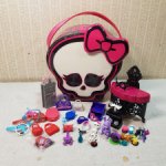 ПРОДАМ набор для Monster High: чемодан, сумки, мебель, аксессуары