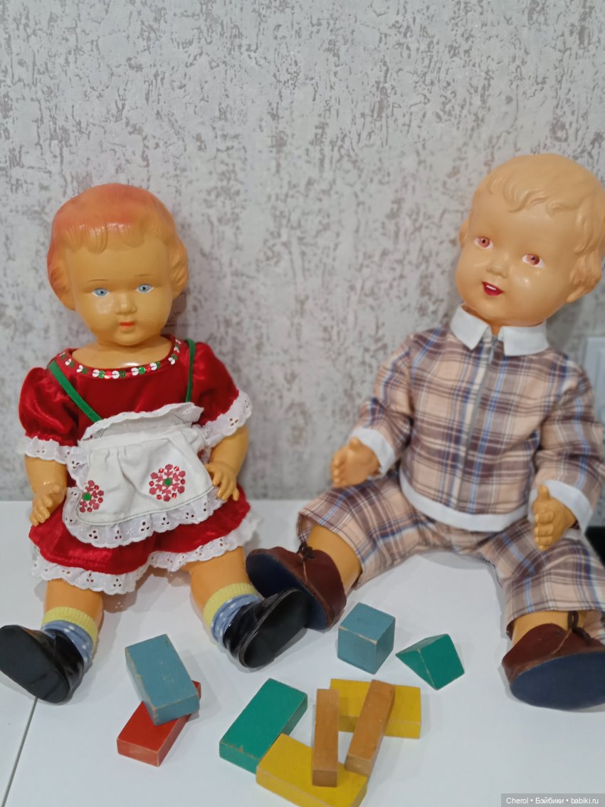 Детки играют... Куклы и кубики