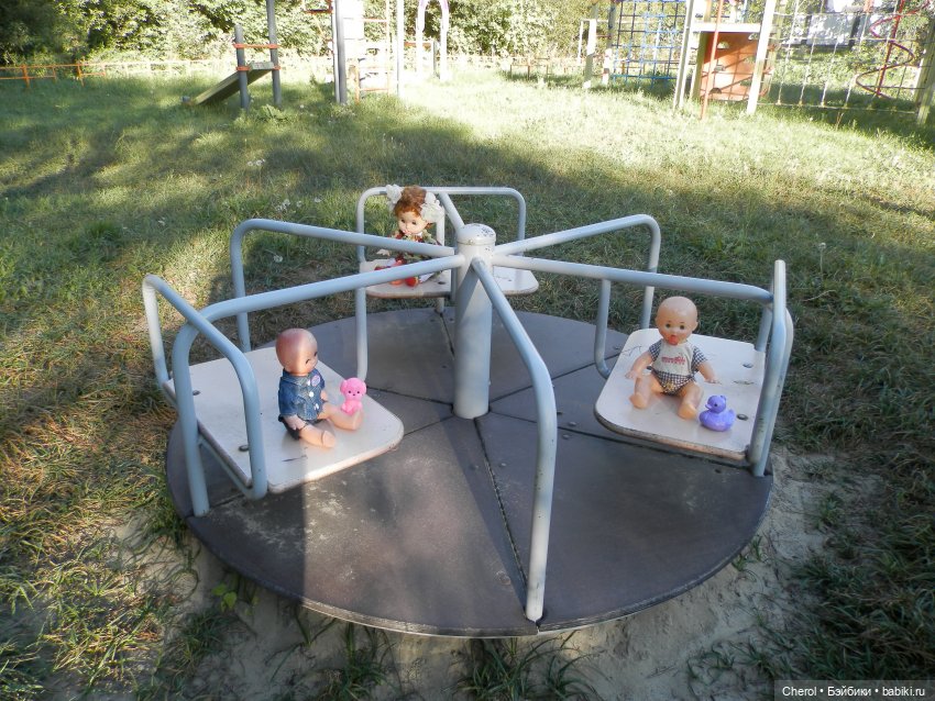 На детской площадке — Игрушки СССР и советского детства: резиновые