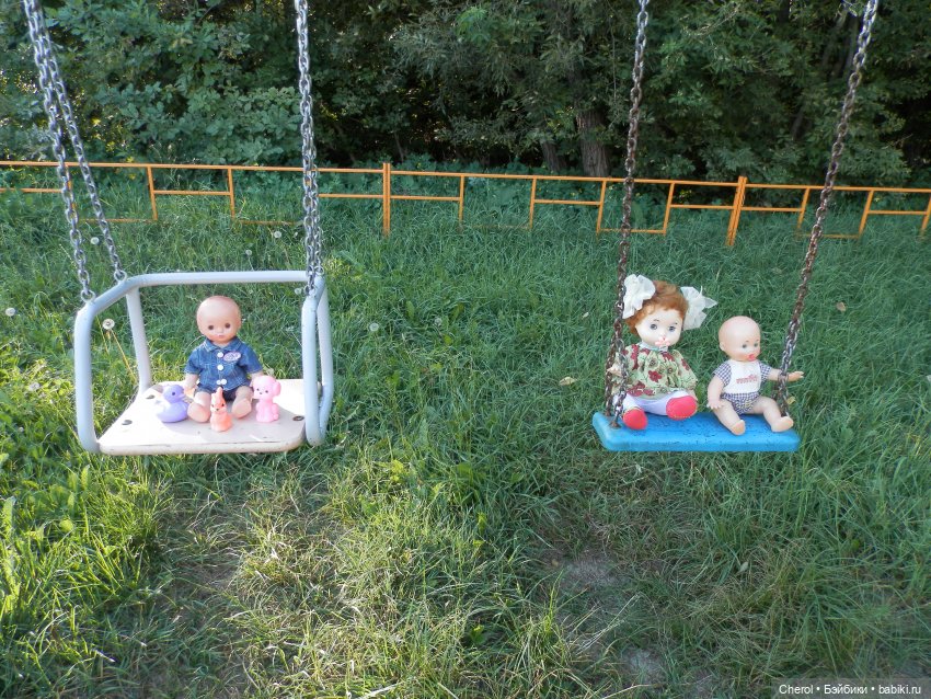 На детской площадке — Игрушки СССР и советского детства: резиновые