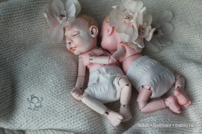 Варя с сестренкой. В последствии я сделала мальчуковый таз и мне его отформовали и отлили