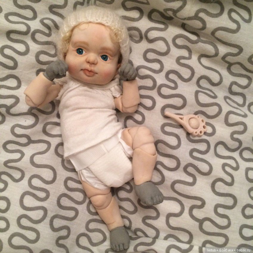 Новые кулачки для малышки, погремушки и бутылочка. Шарнирная кукла (фото 6)
