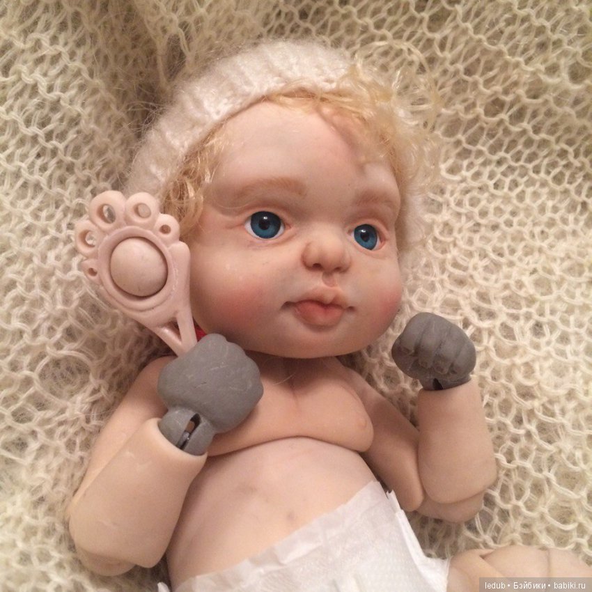Новые кулачки для малышки, погремушки и бутылочка. Шарнирная кукла (фото 3)
