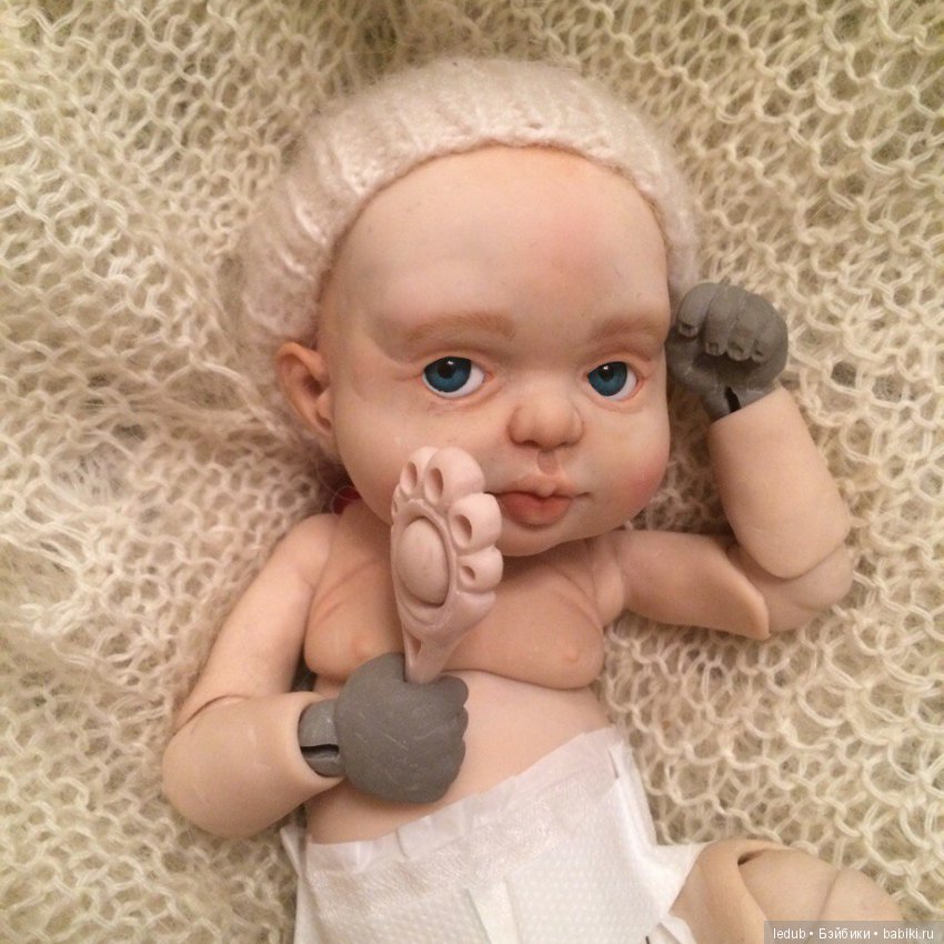 Новые кулачки для малышки, погремушки и бутылочка. Шарнирная кукла (фото 4)
