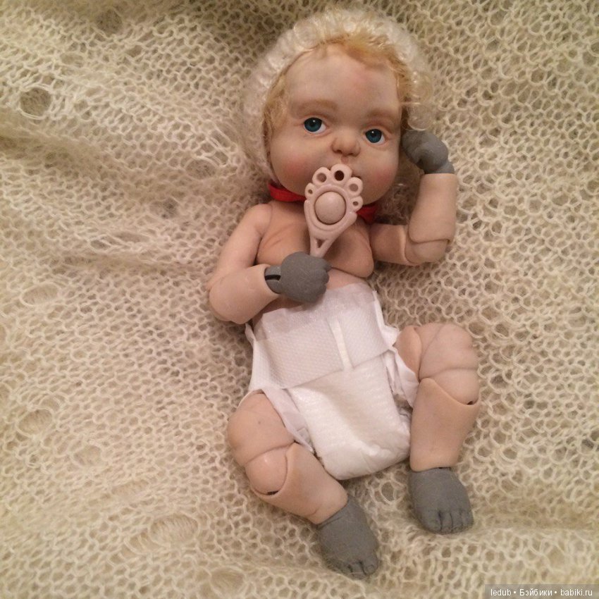 Новые кулачки для малышки, погремушки и бутылочка. Шарнирная кукла (фото 8)