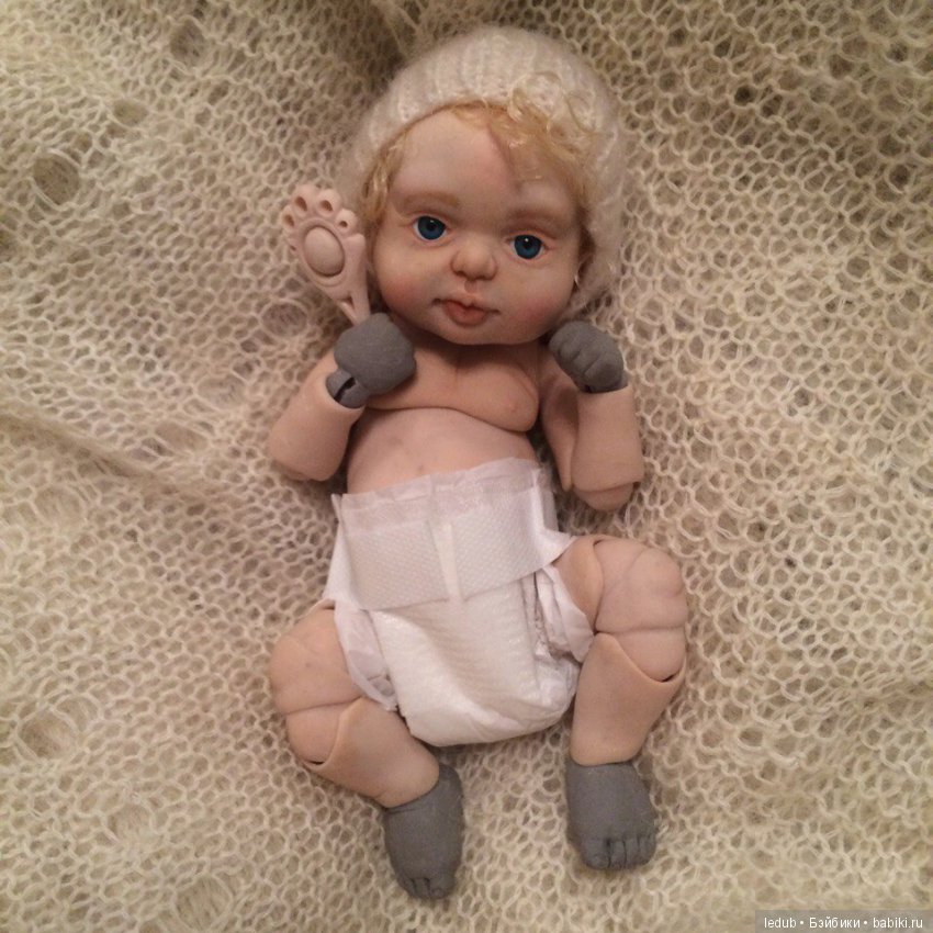 Новые кулачки для малышки, погремушки и бутылочка. Шарнирная кукла (фото 5)