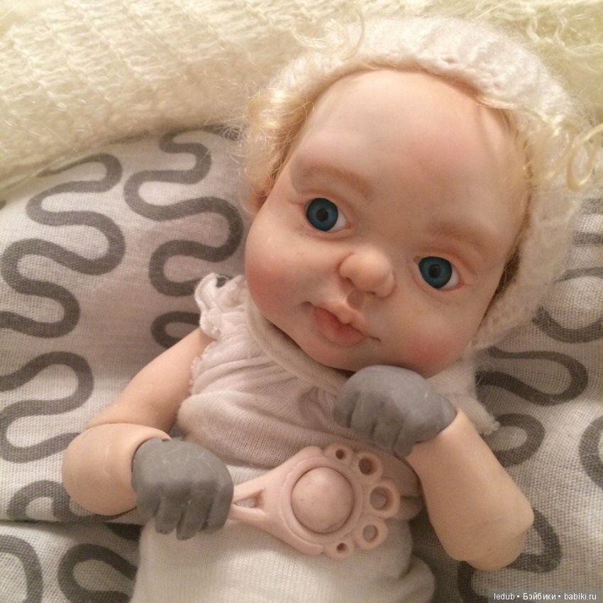Новые кулачки для малышки, погремушки и бутылочка. Шарнирная кукла (фото 9)