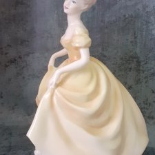 Статуэтка Эмили от Coalport. Статуэтка Эмили от Coalport.