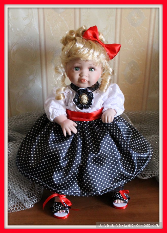 И вот такой наряд у нее теперь)