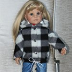 Выкройка тёплой куртки на подкладке для куколки ростом 50 см. Модель демонстрирует Ханна