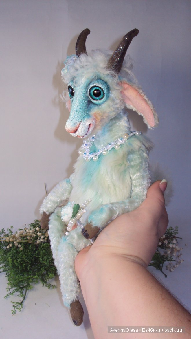 Новогодняя козочка — Игрушки в смешанной технике (мех и глина): Арт