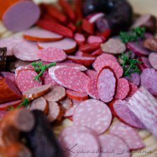 Два кусочика колбаски  у меня лежали на столееее...