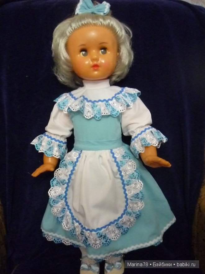 Куколка оказалась еще и с голубыми волосами. Костюм сшила ей,как у Мальвины.