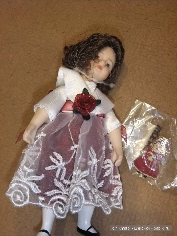 Аксессуары. У маленькой куклы на голове тоже сеточка и многослойный наряд.
