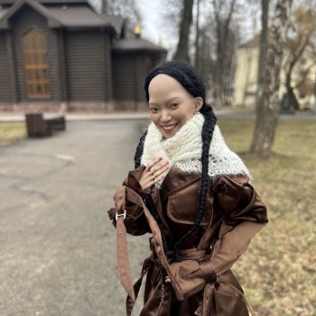 Саан Султан, она же Юлдуз на прогулке