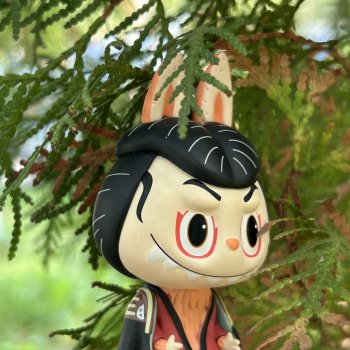 Лабубу в роли слуги Эдохея