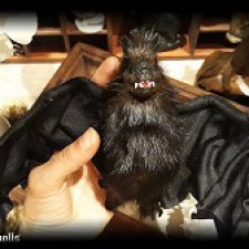Темно-коричневая летучая мышь вампир авторская подвижная скульптура