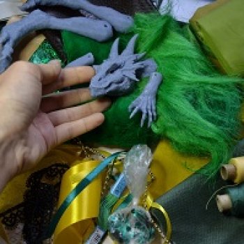 Набор для самостоятельного создания антро куклы Зелёного дракона с выкройками и материалами..