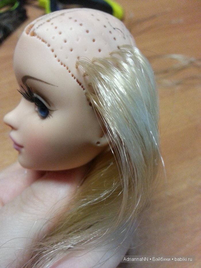 Как восстановить волосы кукле. Перепрошивка волос кукле. Крепление волос кукле. Перепрошивка волос кукле трессами. Клеевой парик для куклы.