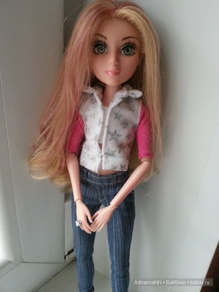 Красавица-блондинка с зелеными глазами