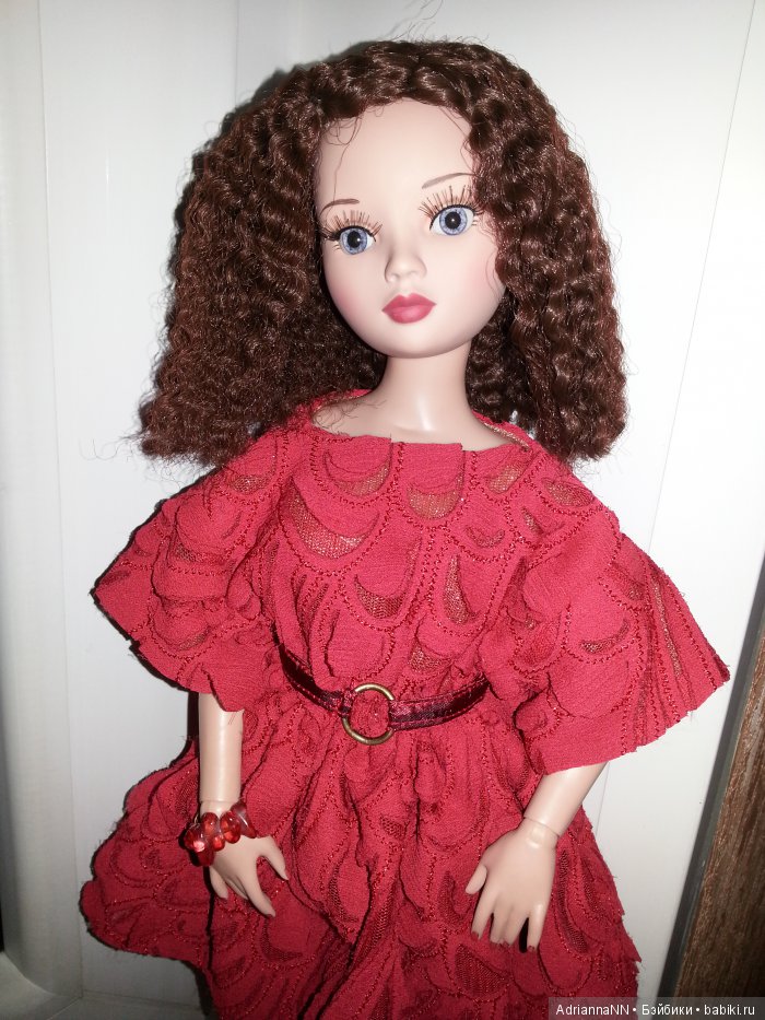 Задумчивая дама в красном