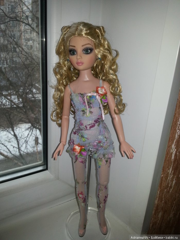 Прекрасная блондинка с изумрудными глазами))