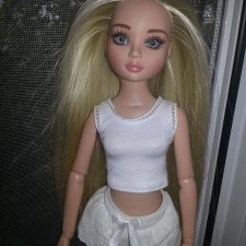 Длинноволосая красавица