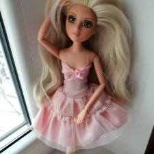 Прекрасная блондинка Лея