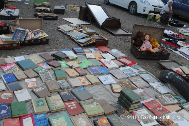 Много книг и куклы в старом чемодане Много книг и куклы в старом чемодане