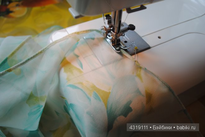 Плащ или накидка из шифона для любых кукол. Обработка краев швом "американка". Отделка ниткой-резинкой. Подробно. Просто