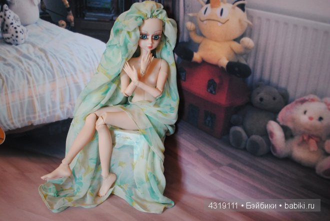 Плащ или накидка из шифона для любых кукол. Обработка краев швом "американка". Отделка ниткой-резинкой. Подробно. Просто