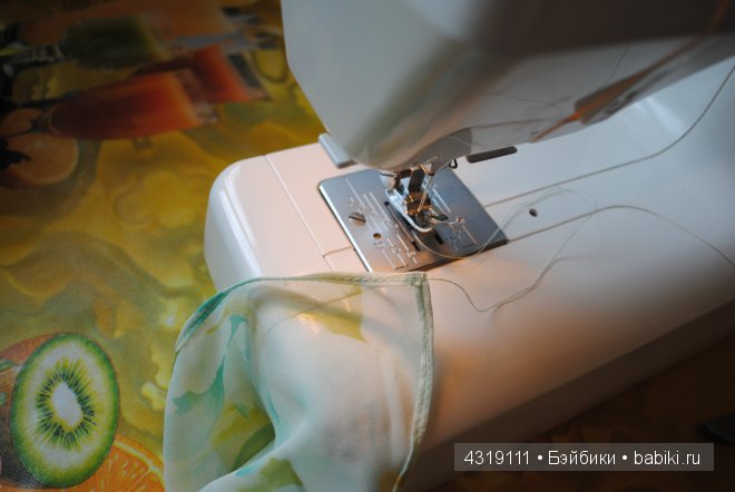 Плащ или накидка из шифона для любых кукол. Обработка краев швом "американка". Отделка ниткой-резинкой. Подробно. Просто