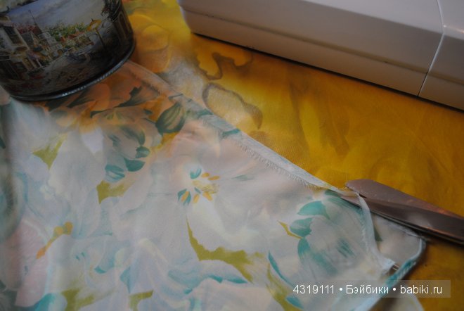 Плащ или накидка из шифона для любых кукол. Обработка краев швом "американка". Отделка ниткой-резинкой. Подробно. Просто