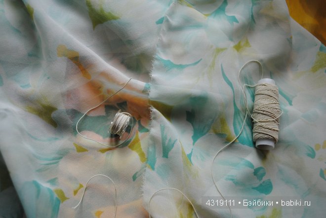 Плащ или накидка из шифона для любых кукол. Обработка краев швом "американка". Отделка ниткой-резинкой. Подробно. Просто