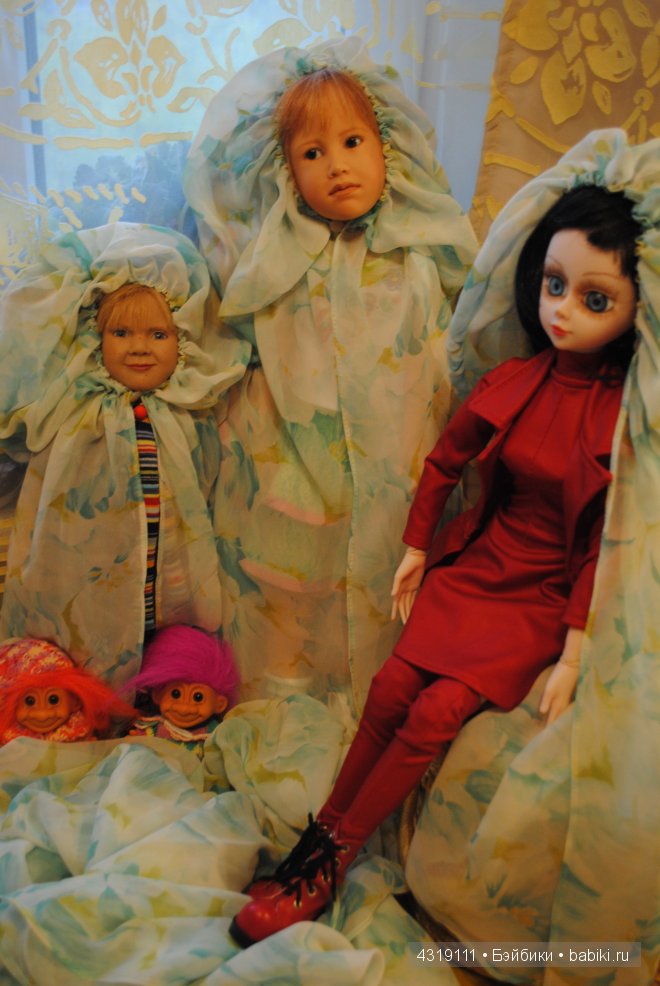 Плащ или накидка из шифона для любых кукол. Обработка краев швом "американка". Отделка ниткой-резинкой. Подробно. Просто