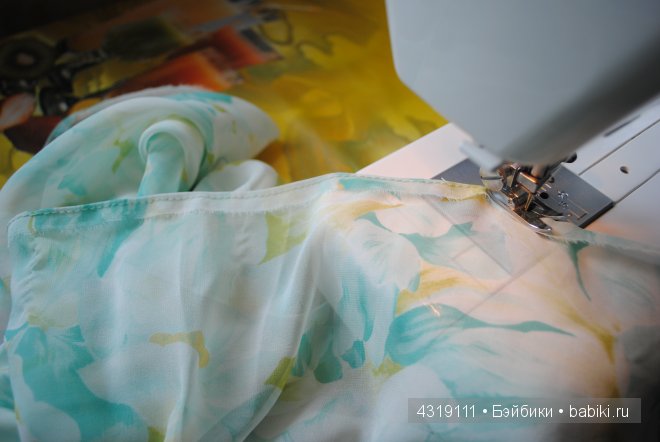 Плащ или накидка из шифона для любых кукол. Обработка краев швом "американка". Отделка ниткой-резинкой. Подробно. Просто