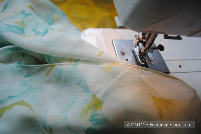 Плащ или накидка из шифона для любых кукол. Обработка краев швом "американка". Отделка ниткой-резинкой. Подробно. Просто