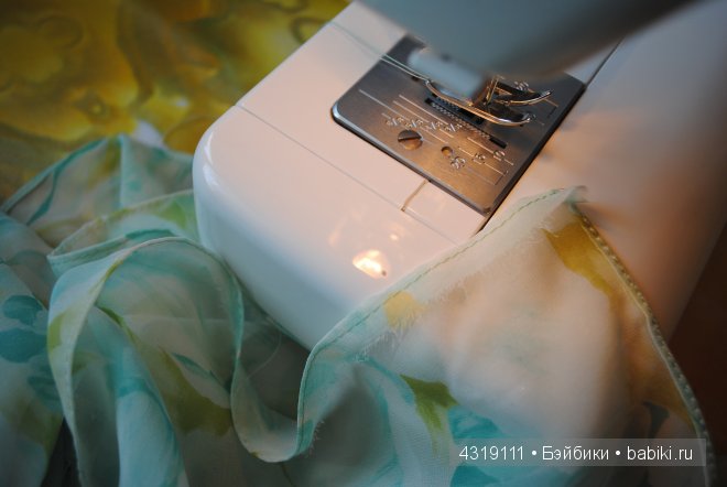 Плащ или накидка из шифона для любых кукол. Обработка краев швом "американка". Отделка ниткой-резинкой. Подробно. Просто