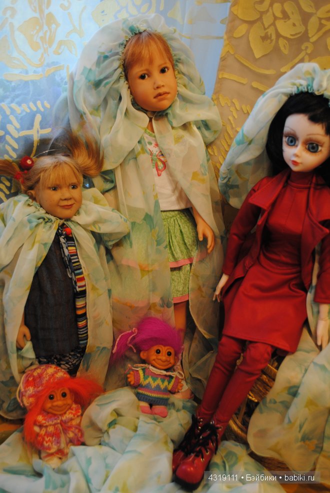 Плащ или накидка из шифона для любых кукол. Обработка краев швом "американка". Отделка ниткой-резинкой. Подробно. Просто