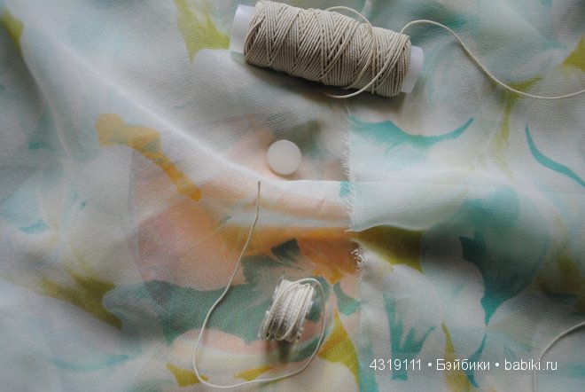 Плащ или накидка из шифона для любых кукол. Обработка краев швом "американка". Отделка ниткой-резинкой. Подробно. Просто