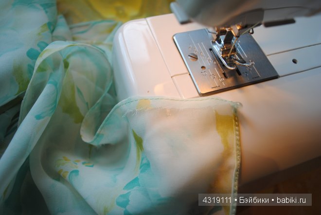 Плащ или накидка из шифона для любых кукол. Обработка краев швом "американка". Отделка ниткой-резинкой. Подробно. Просто