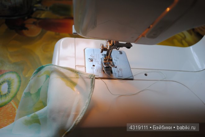 Плащ или накидка из шифона для любых кукол. Обработка краев швом "американка". Отделка ниткой-резинкой. Подробно. Просто