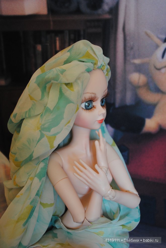 Плащ или накидка из шифона для любых кукол. Обработка краев швом "американка". Отделка ниткой-резинкой. Подробно. Просто