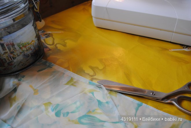 Плащ или накидка из шифона для любых кукол. Обработка краев швом "американка". Отделка ниткой-резинкой. Подробно. Просто