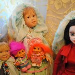 Плащ или накидка из шифона для любых кукол. Обработка краев швом "американка". Отделка ниткой-резинкой. Подробно.  Просто.